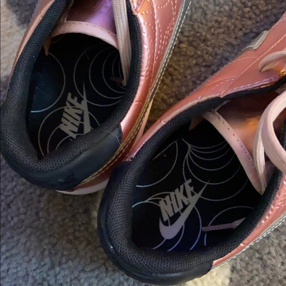 Rose gold metallic Nike sneakers - Picture 5 of 9
